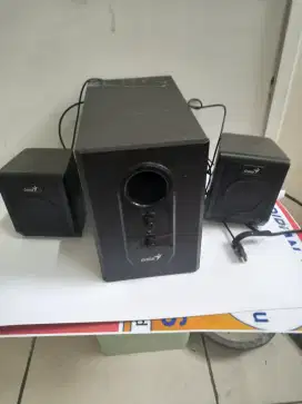 Multi media speaker system  power source AC 230v  merk Genius.