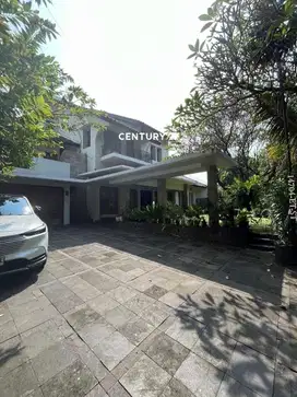 Dijual Rumah Denga Lokasi Strategis Depan Taman Di Darmawangsa