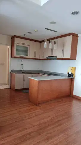 DISEWA APARTEMEN FRENCH WALK TOWER LYON GARDEN LANTAI 22C FURNISH