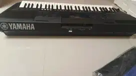 Keyboard Yamaha PSR E-463 like NEW