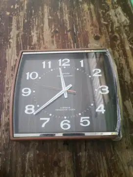 Jam dinding rhythm fist transistor clock