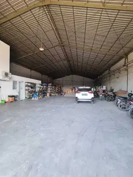 Gudang Margomulyo Ada Halaman  Parkir Di Surabaya Barat