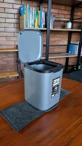 Tempat sampah mobil / tong sampah mobil