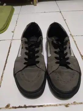 Sepatu Vans Cordura size 42 Pria warna abu