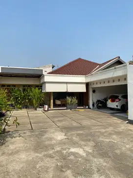 Rumah Strategis Pinggir Jalan di Jombang Raya
