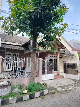 RUMAH PERUM. KETINTANG. BAGUS TERAWAT SIAP HUNI. Row jalan 2 Mobil