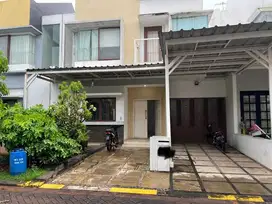 Disewakan  Rumah di cluster Zebrina, JGC, Cakung