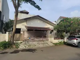 Rumah tua di kelapa nias. Lokasi strategis dekat stasiun LRT