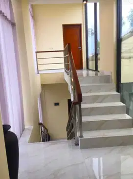 DISEWAKAN RUMAH MEWAH MEZZANINE 3,5  LANTAI + ROOFTOP Kawasan Kemang