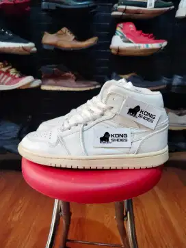 SEPATU AJE 1 MID TRIPLE WHITE