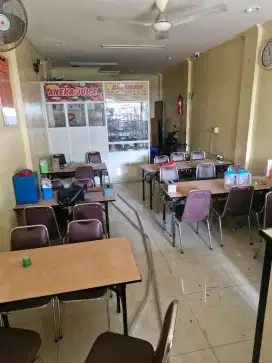 Dijual Prabotan Bekas Restoran Meja Lipat dan Kursi Resto susun