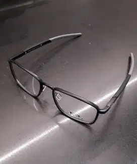 Kacamata OAKLEY hitam elegant