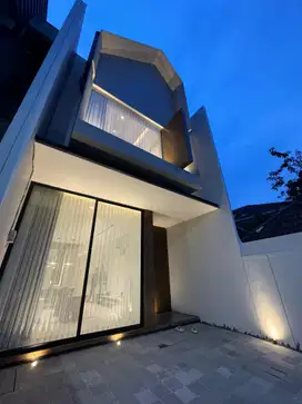Rumah 2 Lantai Baru Furnished SHM di Mojoklanggru Siap Huni