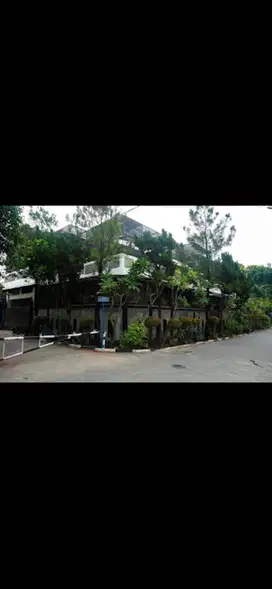 Rumah Hook di Pekayon Dengan Kolam Renang