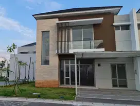 Sewa Rumah PIK 210x15 Hoek 4 Kamar ada Kitchen set 155 Juta/Tahun!!