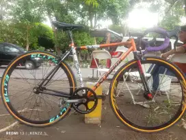 Dijual fullbike fixie warna oren sesuai foto