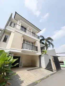Jual Rumah Cluster Modern 3 Lantai di Pejaten Barat