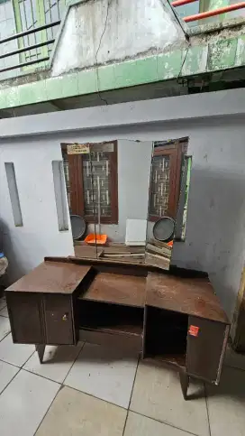 Jual lemari rias dari kayu jati Tua kuat dan kokoh.
Bebas rayap