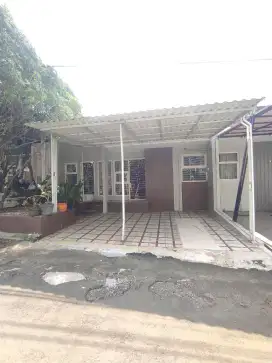 Disewakan rumah Luas 3+1KT semi furnished baru di cat ulang