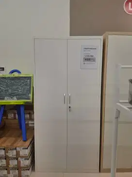 Meja besi dua pintu