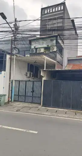 Dijual Rumah strategis  3,5 lantai pinggir jalan kemayoran NEGO