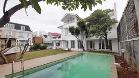 Sewa Rumah Modern 2,5 Lantai di Puri Mutiara Cipete