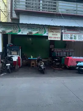 Pegawai Jaga Lapak Makanan