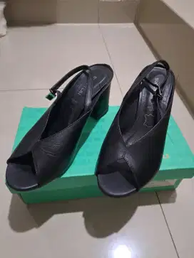 Buccheri Sandal Sepatu warna hitam