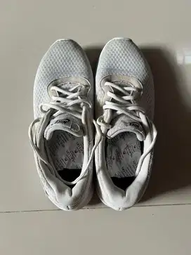Dijual Sepatu NIKE ORIGINAL WARNA PUTIH.