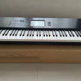 Workstation Keyboard Korg Nutilus 88 Keys Like New & No Minus