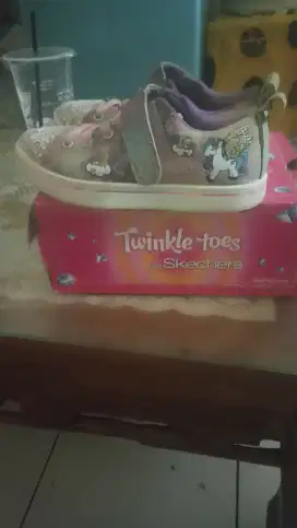 Sepatu skechers anak twinkle toes (led)