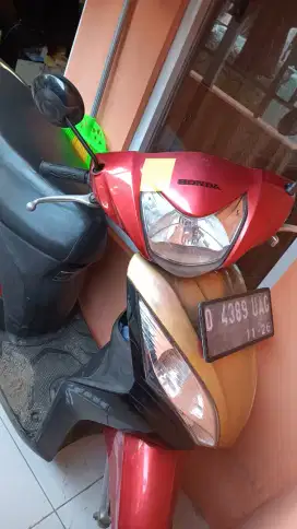 Motor spacy warna merah