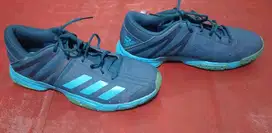Sepatu badminton