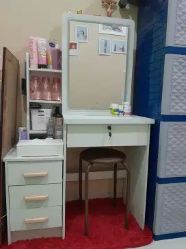 Meja rias putih