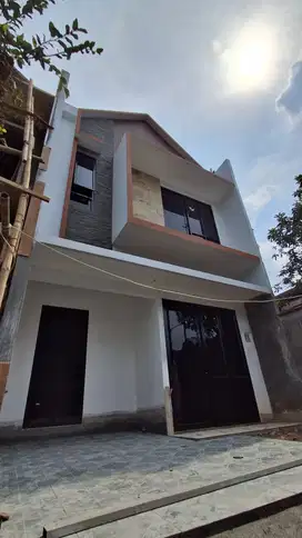 Rumah 2 Lantai Pinggir Jalan, Booking 2 Juta Langsung Akad