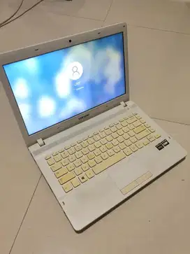 SAMSUNG NP275E4V Merah