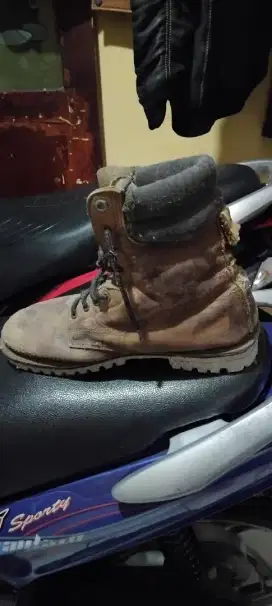 Sepatu boots jadul