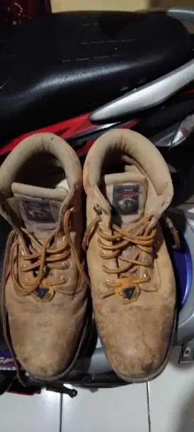 Sepatu boots gagah merk Harman Survivors