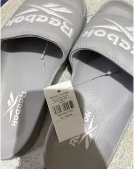 Sendal Reebok size 39 (25 cm)