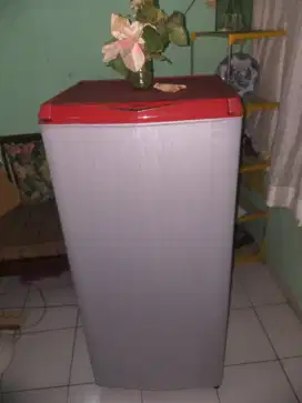 Kulkas 1 pntu sgt dngin beku lengkap free lalamove