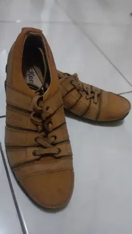 Sepatu casual kulit kickers original