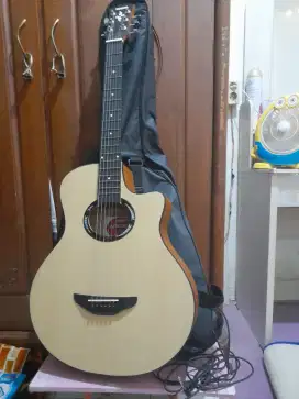 Gitar akustik YAMAHA
