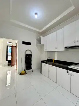 Disewakan Rumah di Tebet Jaksel lt 95 m2 lb 120 m2 ada 4+1 kt 2+1 km
