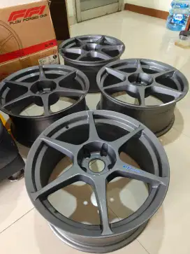 Buddyclub P1 Velg R18 5x114