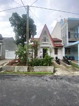Disewakan Rumah siap huni dengan Halaman Samping yang Luas