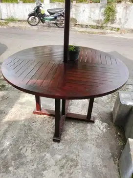 Meja dan payung