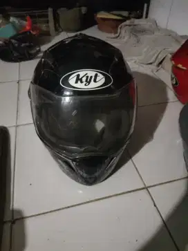 Di jual helm butuh uang.