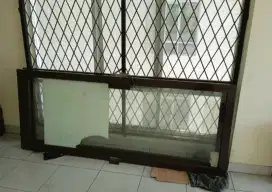 Pintu kaca ruko bekas