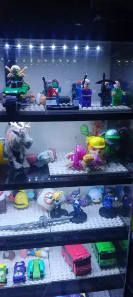 Mainan anak beserta lemari pajangan
