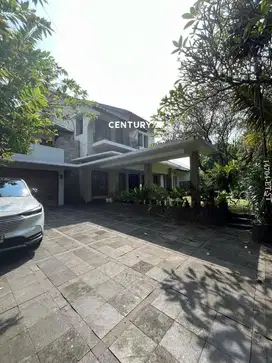 Dijual Rumah Denga Lokasi Strategis Depan Taman Di Darmawangsa